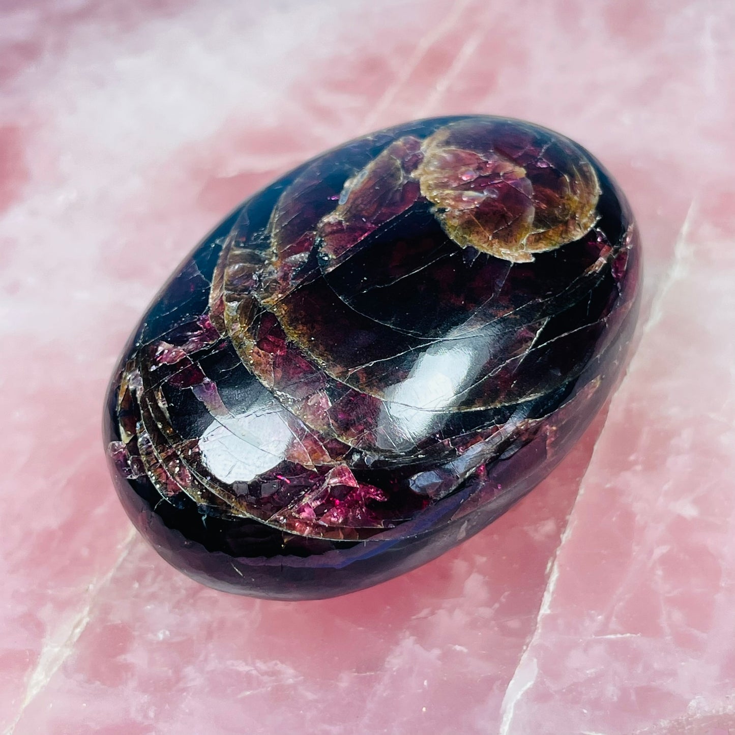 Rhodolite Garnet Palmstone (Video)