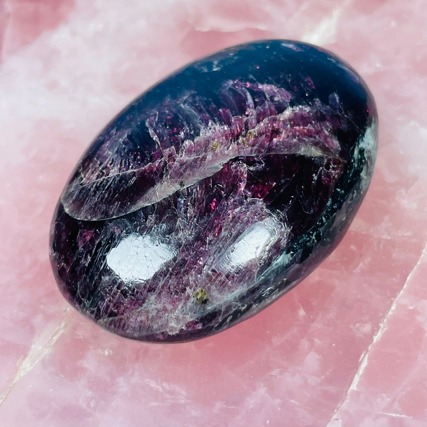 Rhodolite Garnet Palmstone (Video)