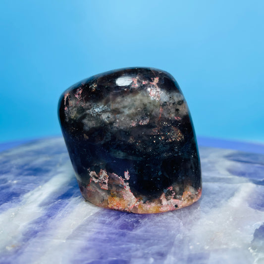 Iolite + Sunstone Small Freeform (Video)