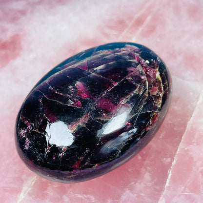 Rhodolite Garnet Palmstone (Video)