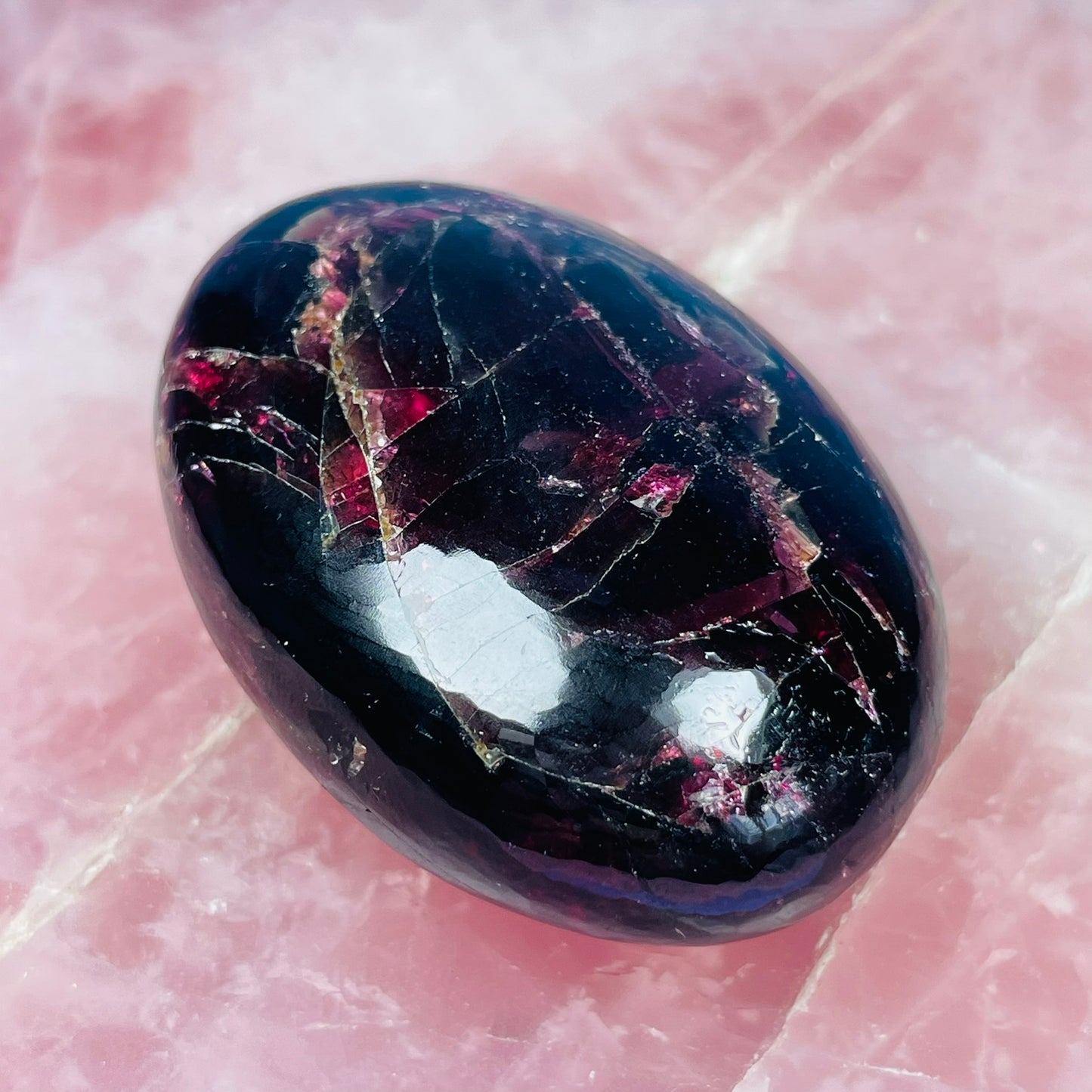 Rhodolite Garnet Palmstone (Video)
