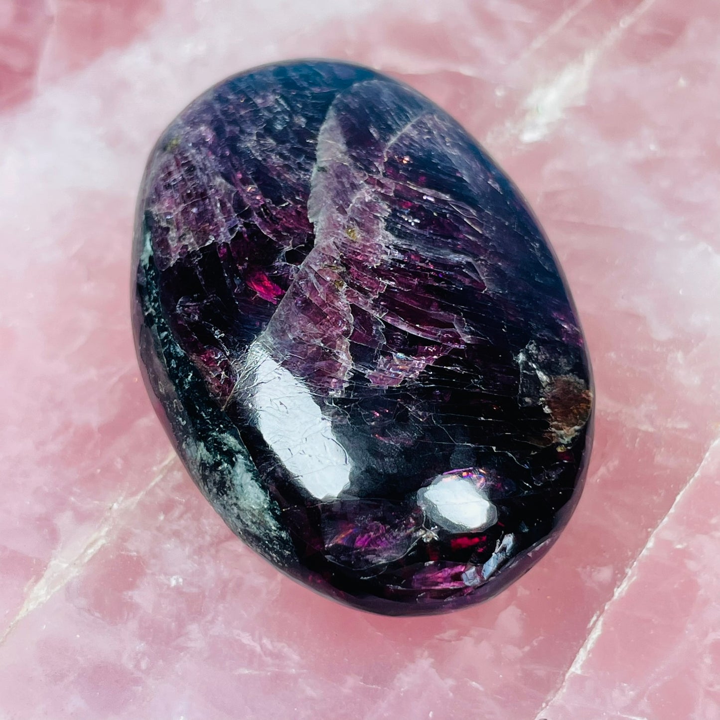 Rhodolite Garnet Palmstone (Video)