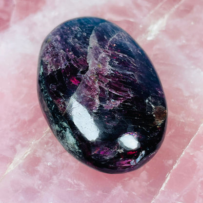 Rhodolite Garnet Palmstone (Video)