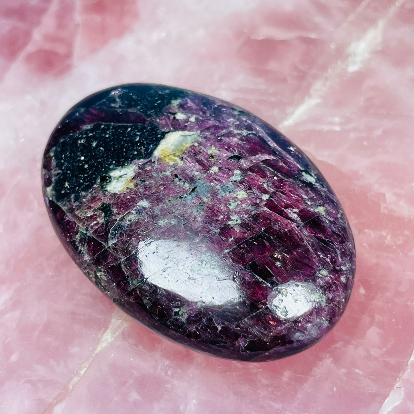 Rhodolite Garnet Palmstone (Video)