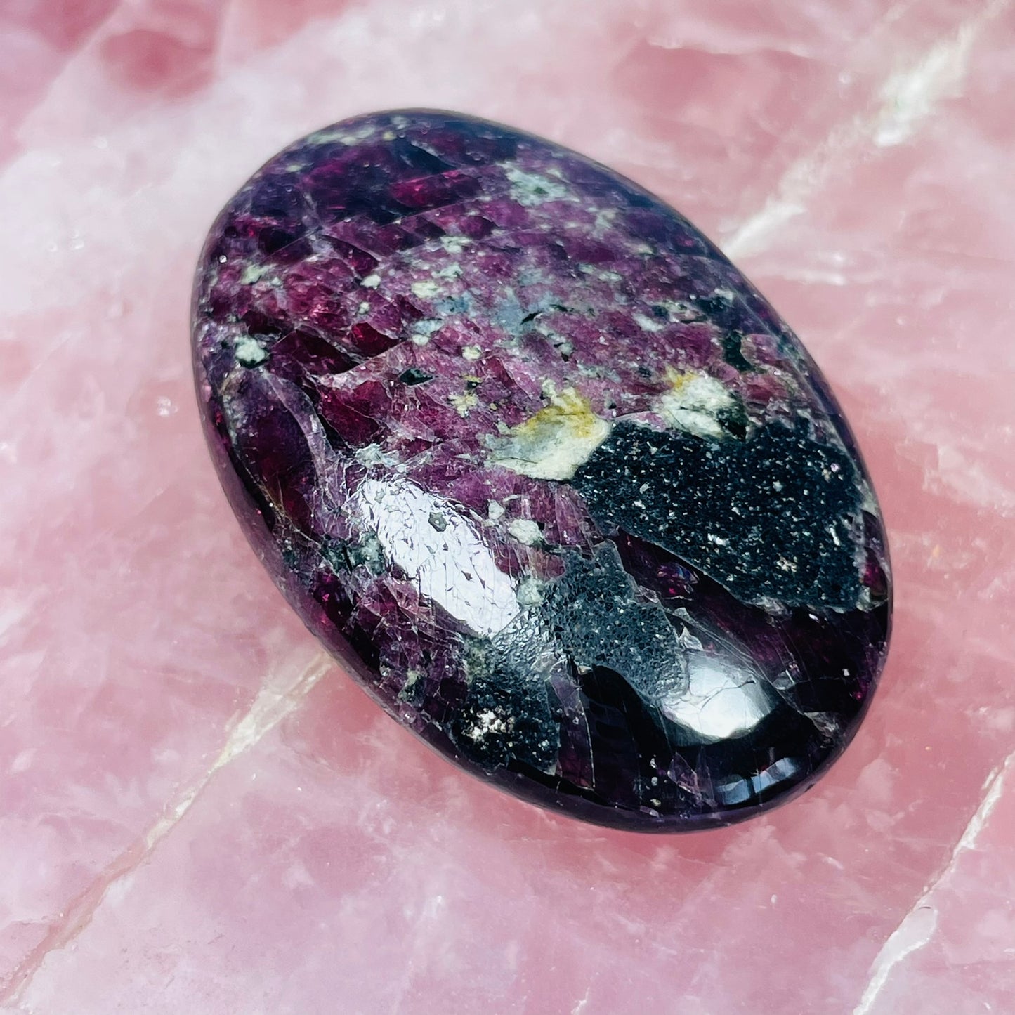 Rhodolite Garnet Palmstone (Video)