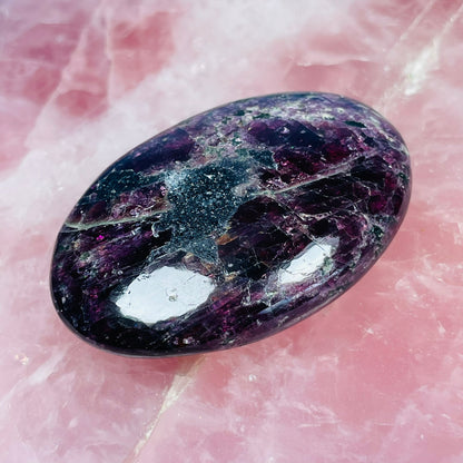 Rhodolite Garnet Palmstone (Video)