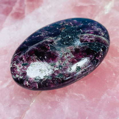 Rhodolite Garnet Palmstone (Video)