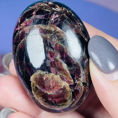 Rhodolite Garnet Palmstone (Video)