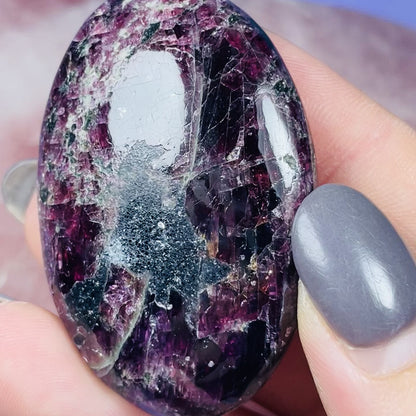 Rhodolite Garnet Palmstone (Video)