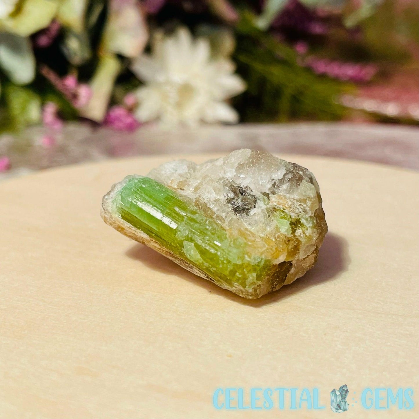 Tourmaline Kakariki i roto i te Tauira Karakōnui Quartz (8 Kei te waatea)