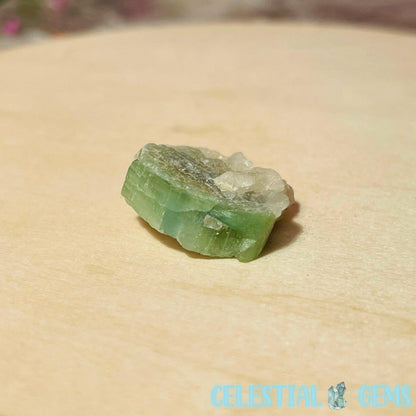 Tourmaline Kakariki i roto i te Tauira Karakōnui Quartz (10 Kei te waatea)